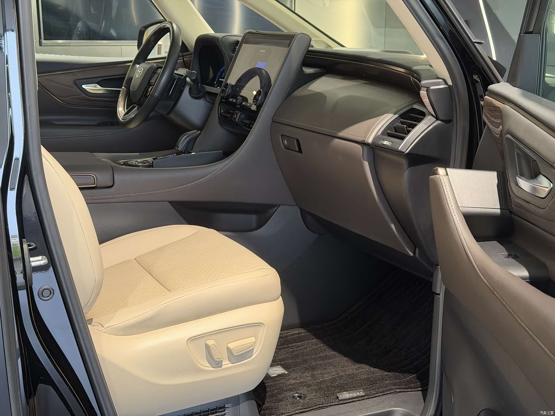 Toyota Alphard, 2023 14