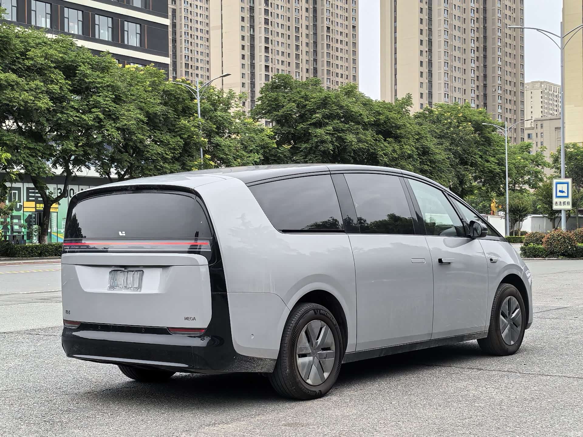Li Auto MEGA, 2025 6