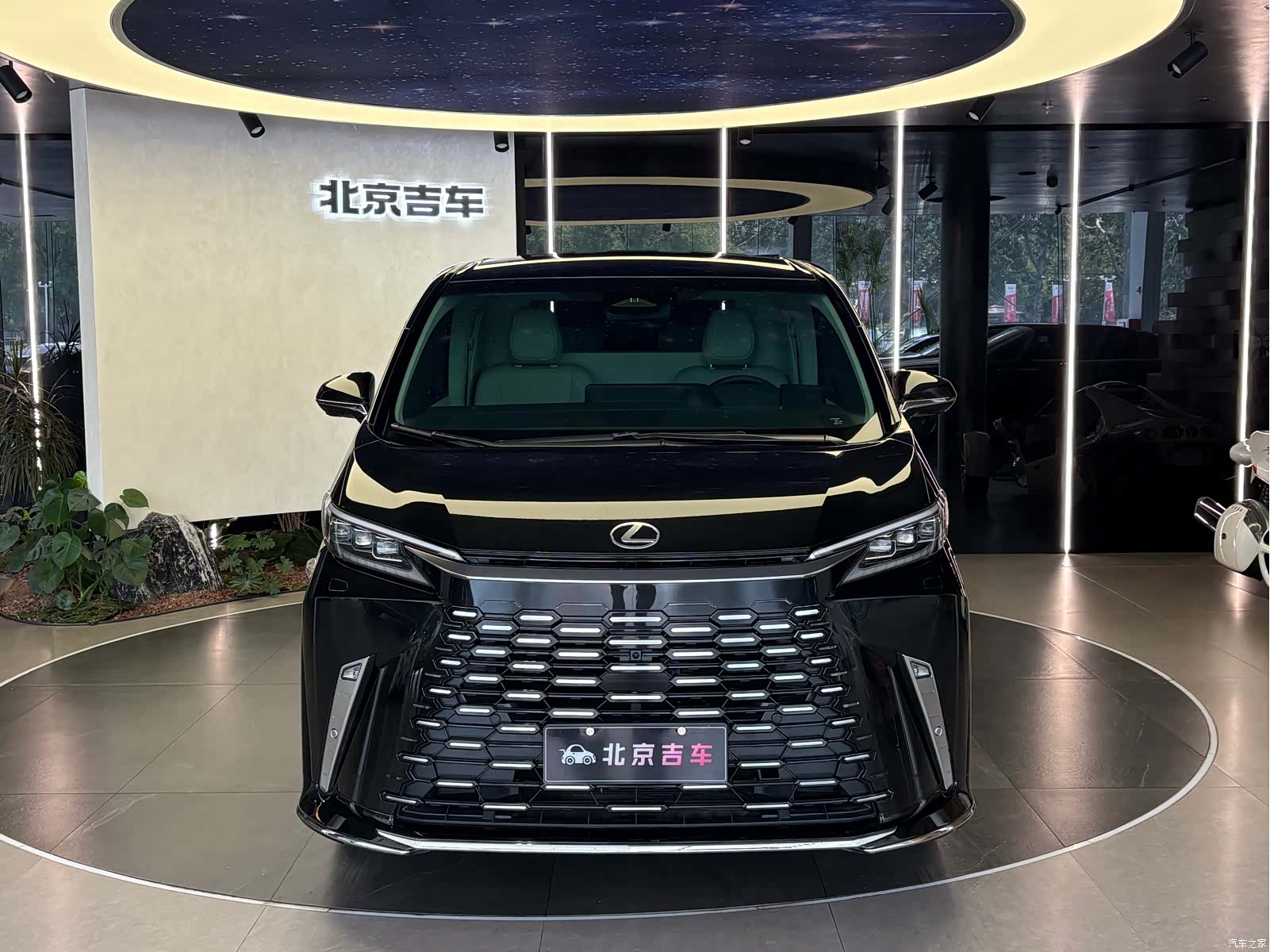 Lexus LM, 2026 2