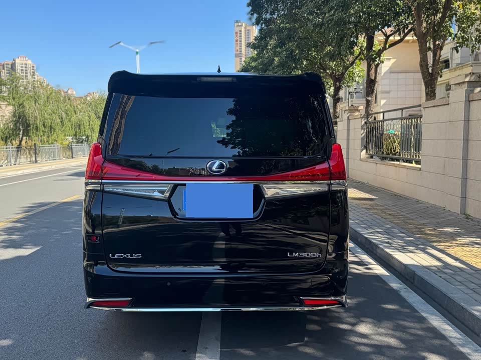 Lexus LM