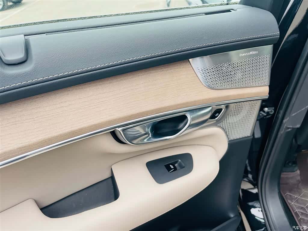 Volvo XC90, 2025 11