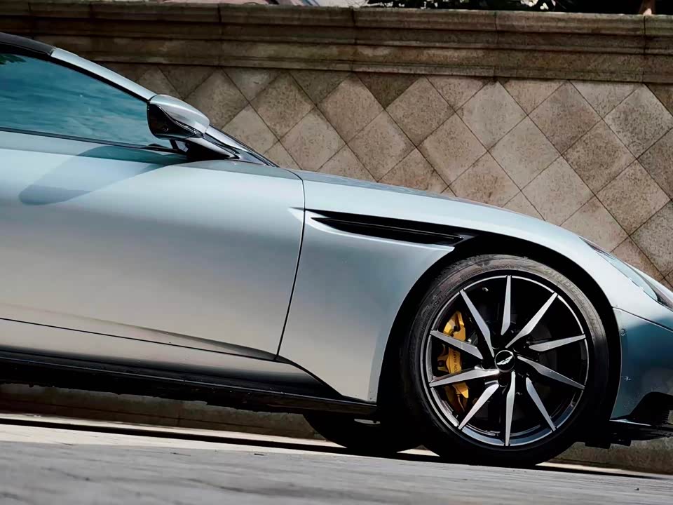 Aston Martin DB11