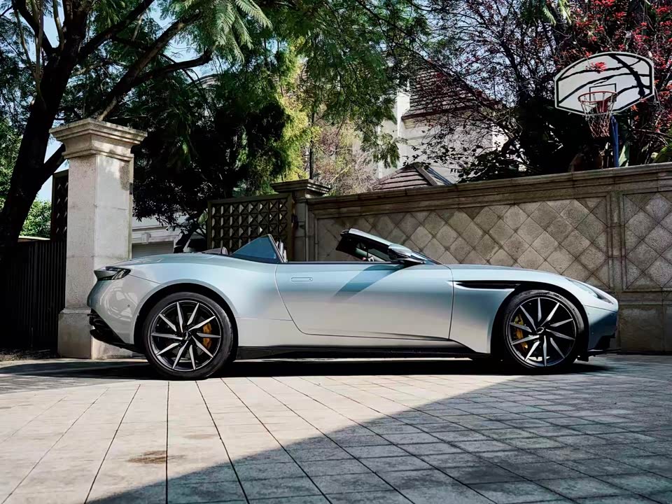 Aston Martin DB11