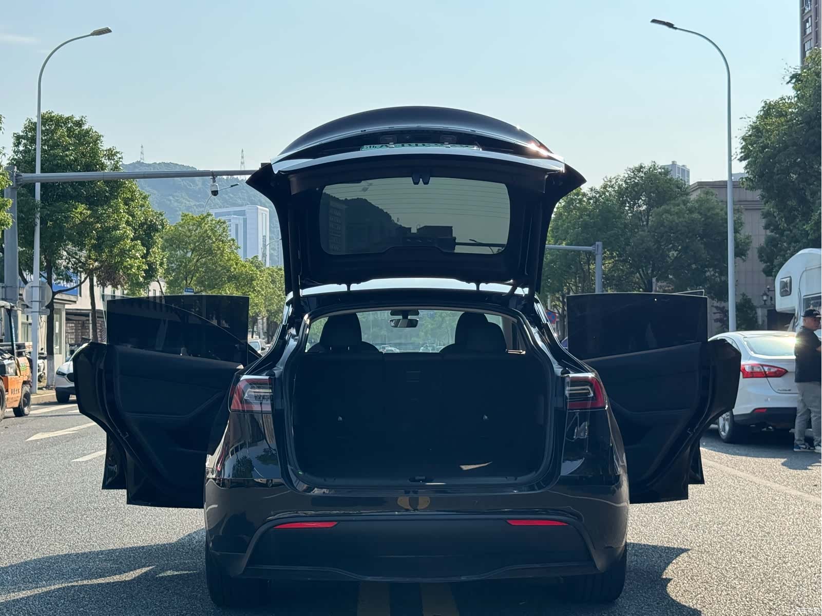 Tesla Model Y, 2023 17