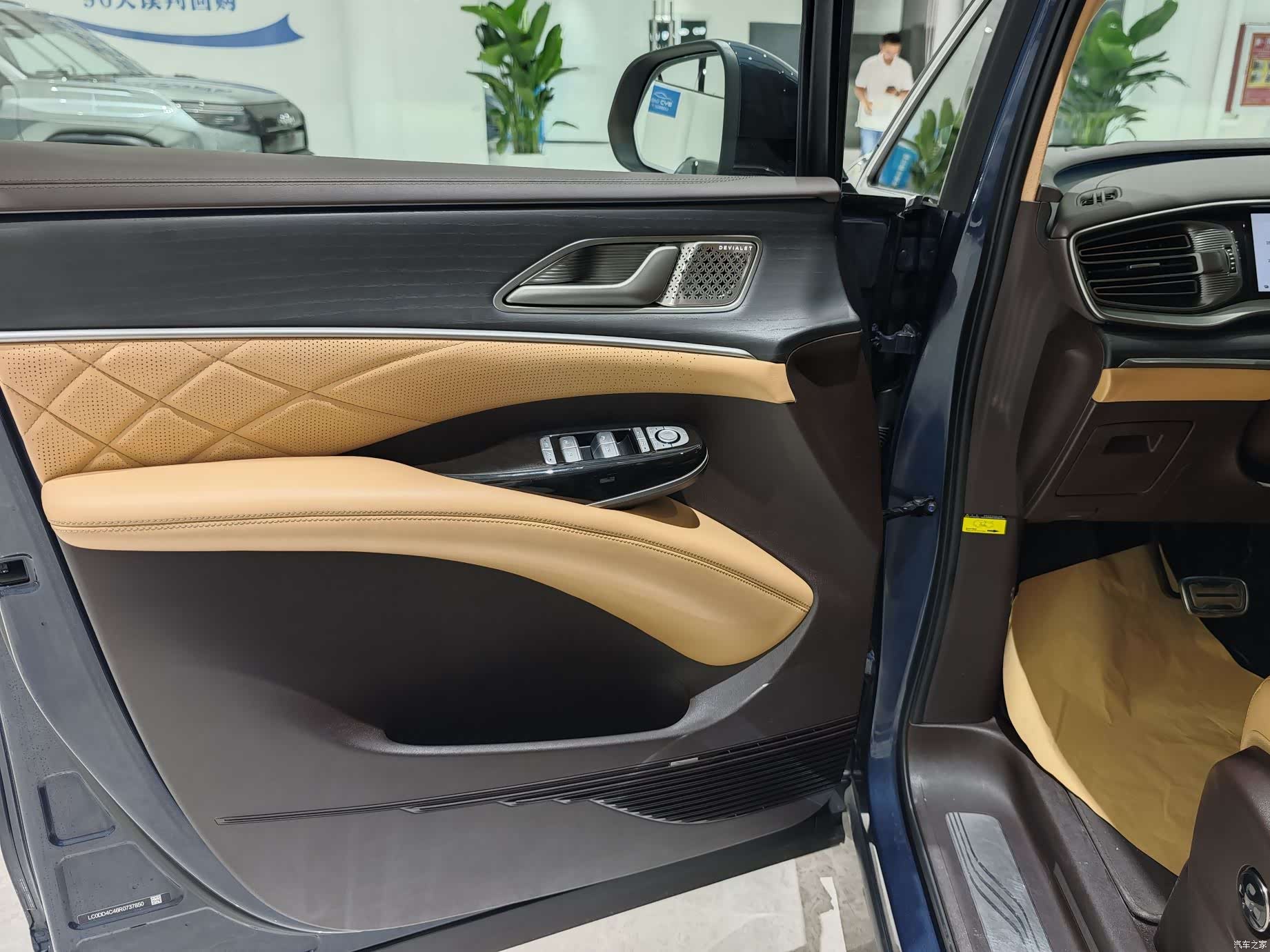 Denza D9, 2025 4