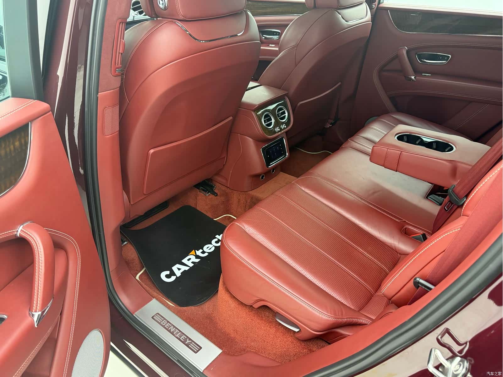 Bentley Bentayga, 2018 14