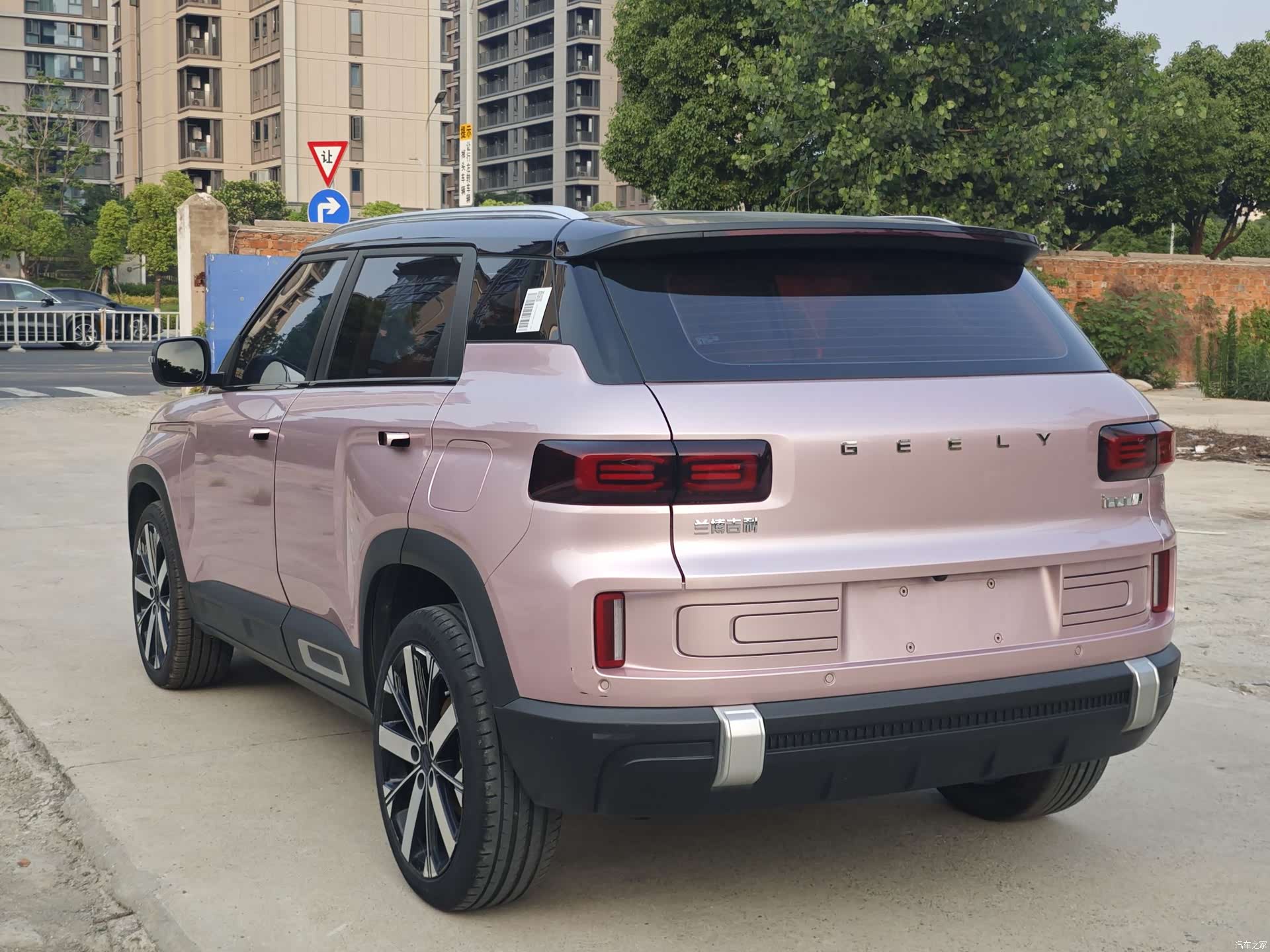 Geely Icon, 2022 15