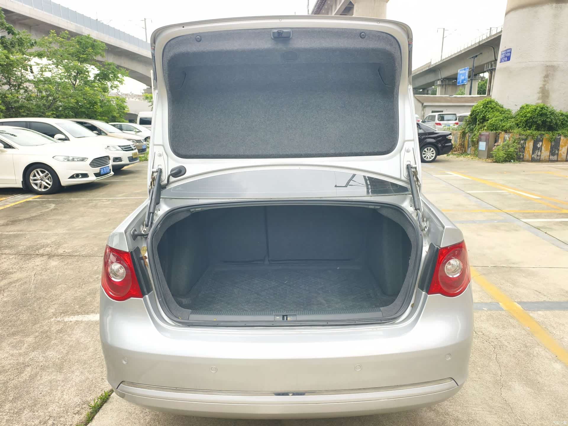Volkswagen Sagitar, 2011 13