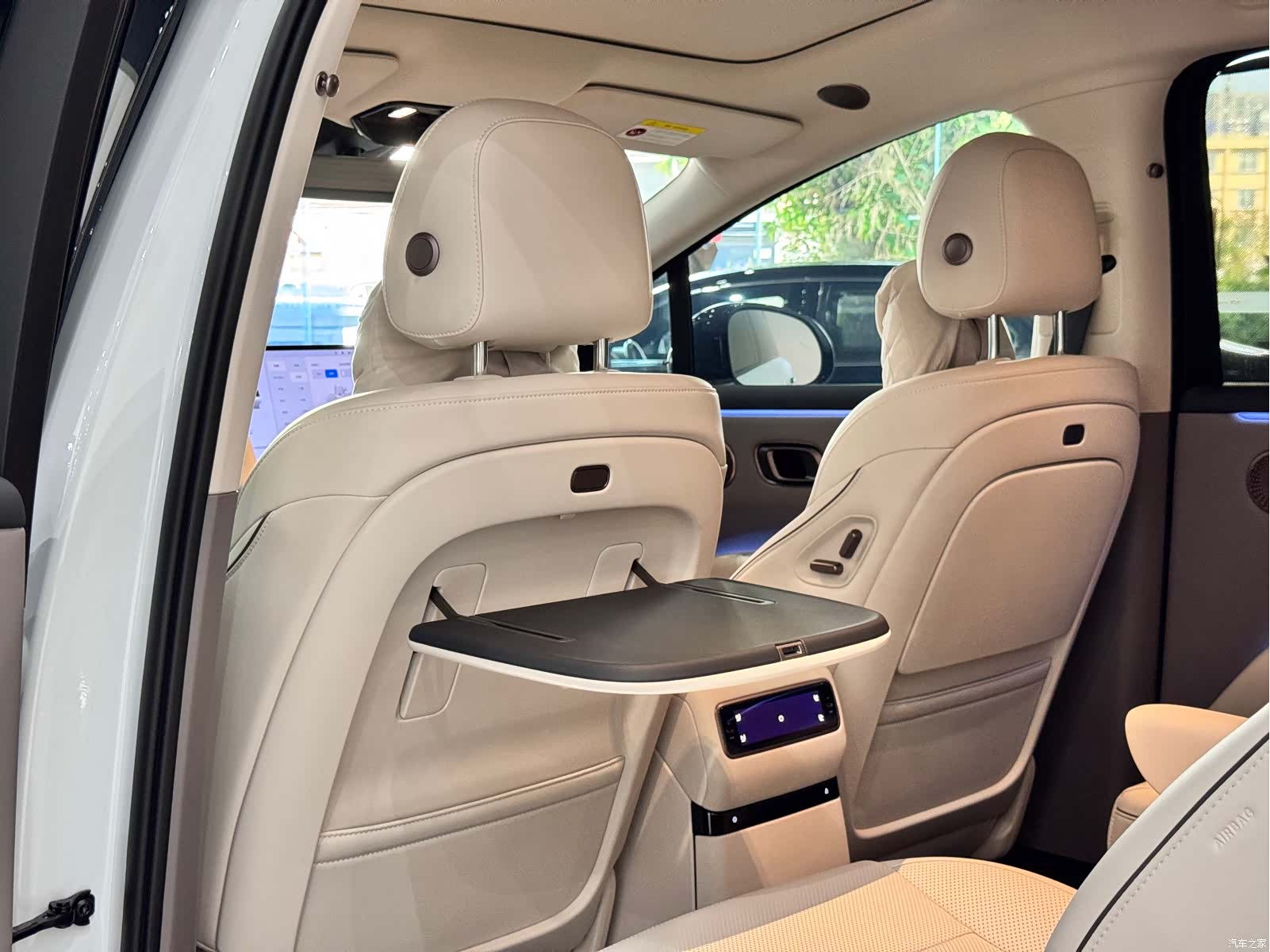 Li Auto i8, 2026 13