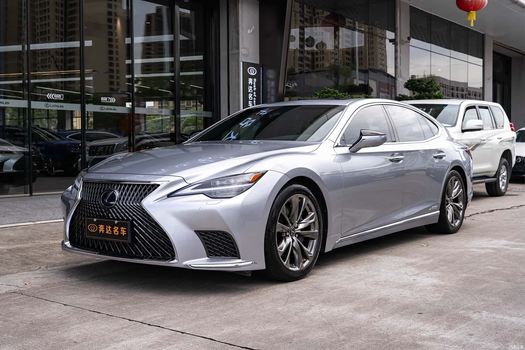 Lexus LS, 2021 1