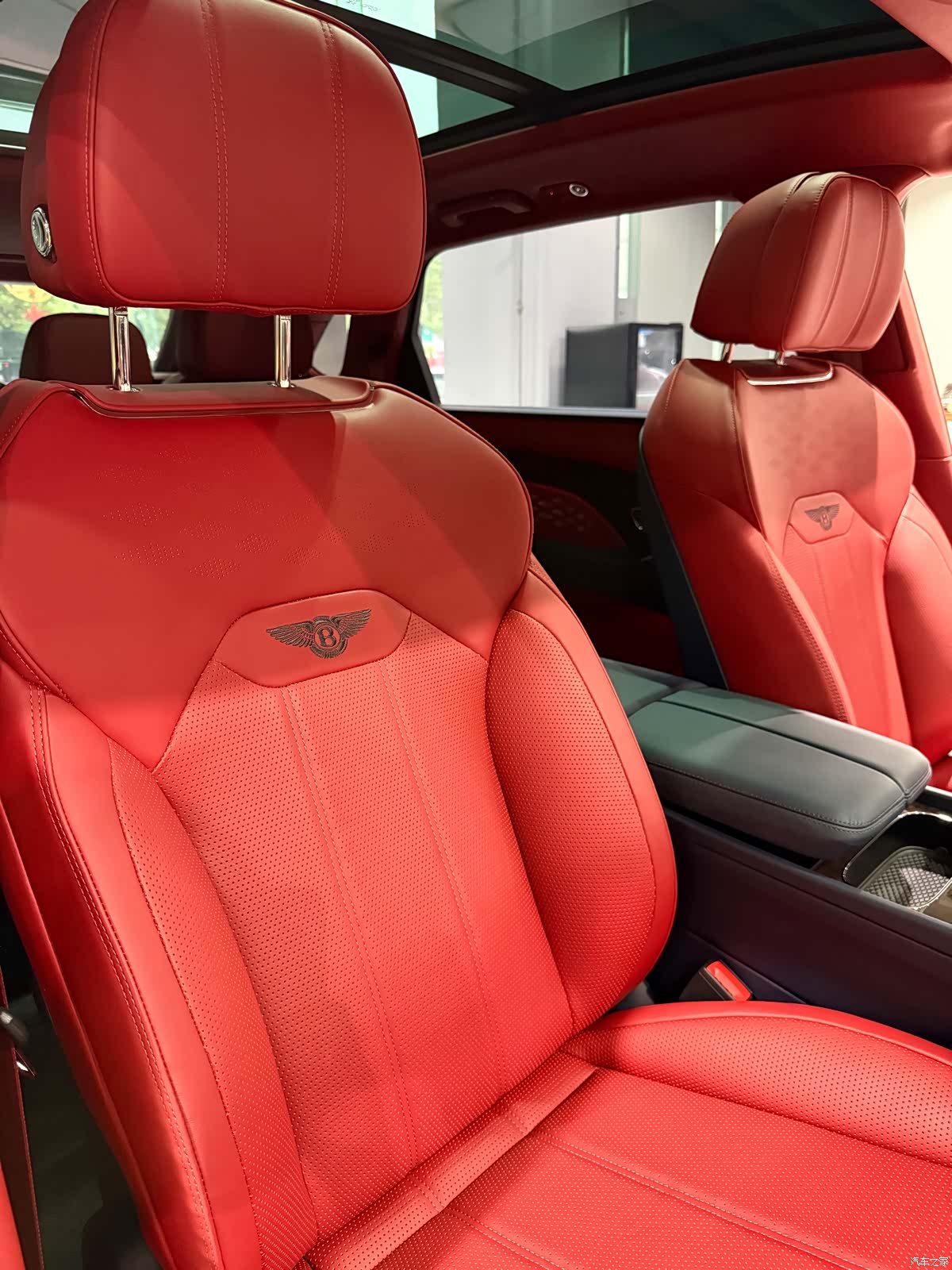 Bentley Bentayga, 2023 9