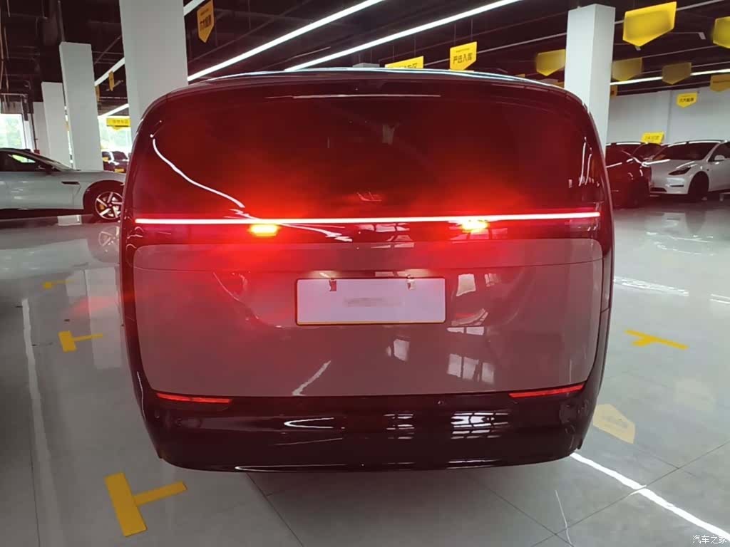 Li Auto MEGA, 2025 4