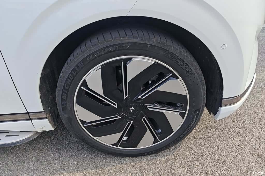 DongFeng eπ008, 2024 6