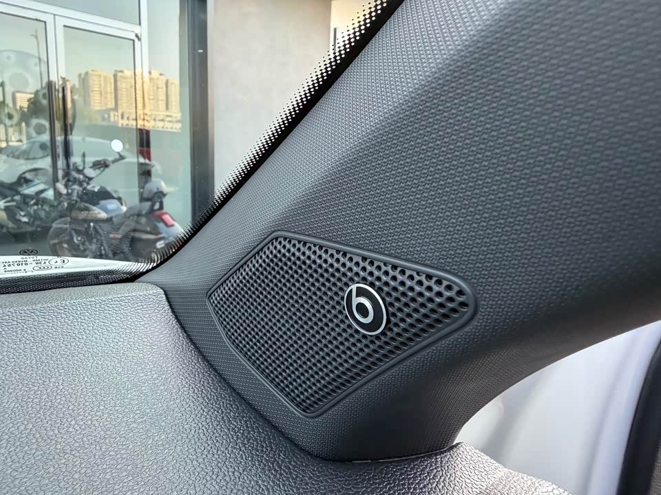 Volkswagen T-ROC exploring Songs