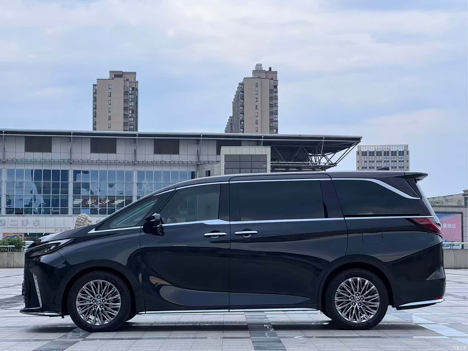 Lexus LM, 2024 3
