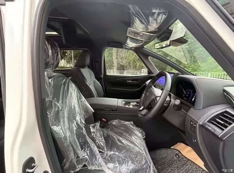 Toyota Alphard, 2026 все фото