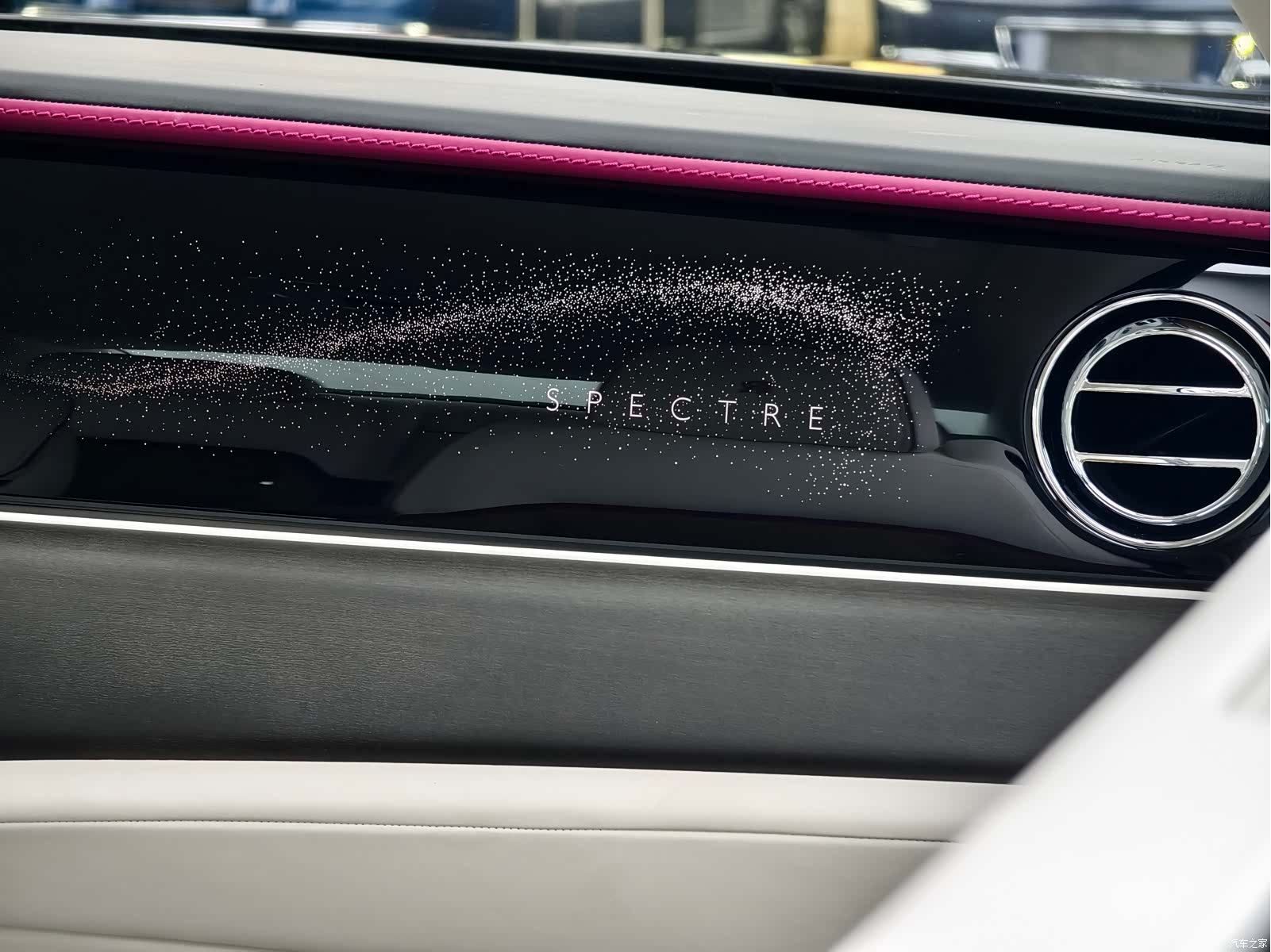 Rolls-Royce Spectre, 2024 9