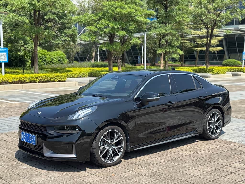 Lynk & Co 03