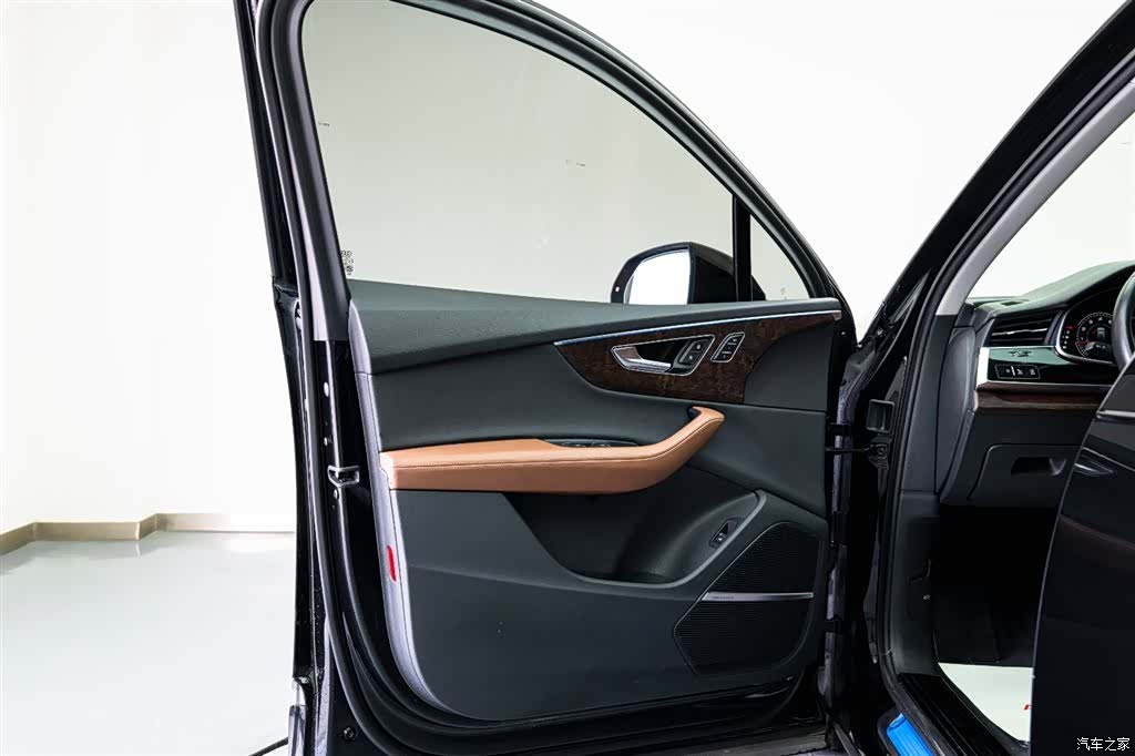 Audi Q7, 2023 10