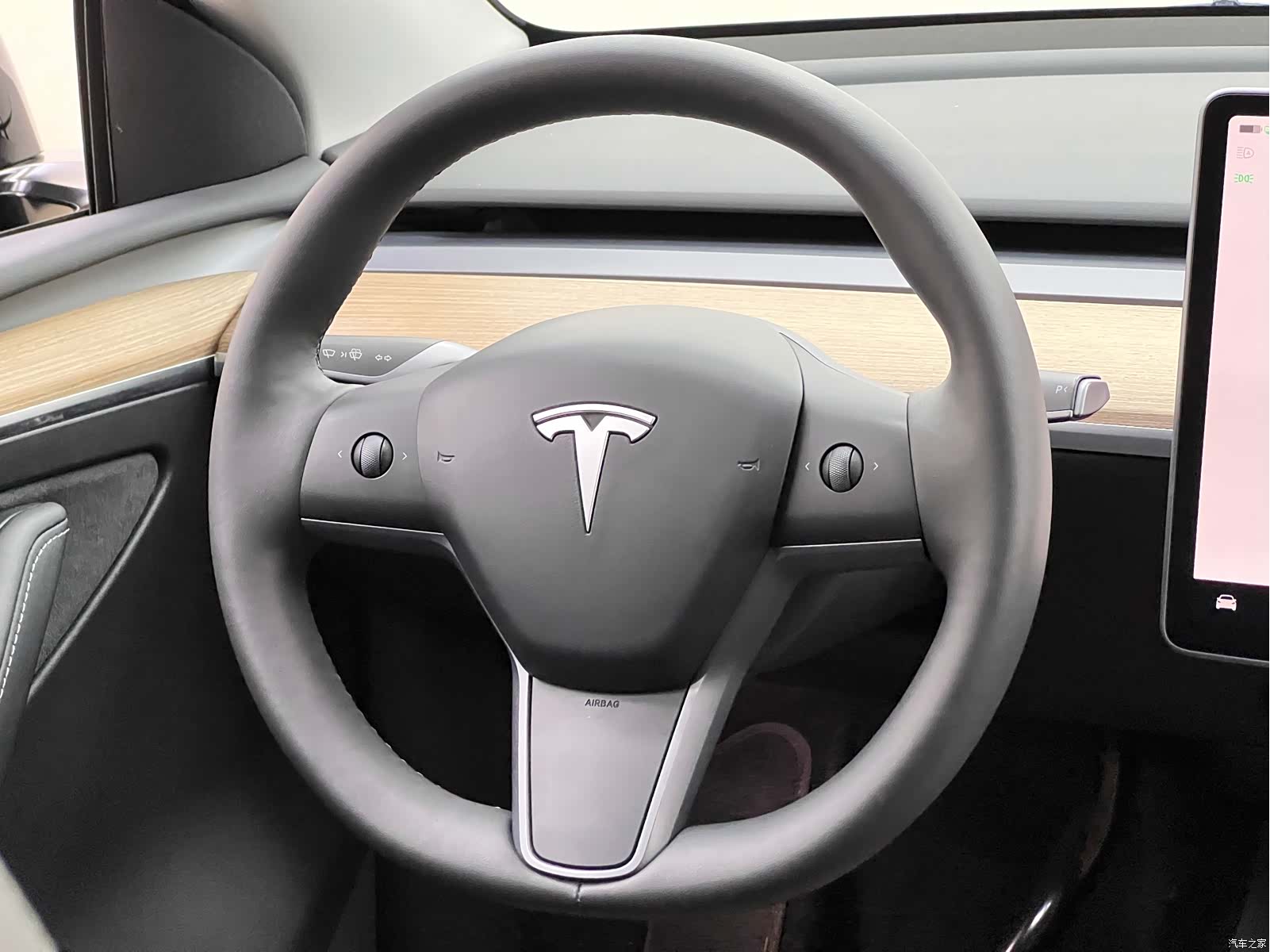 Tesla Model Y, 2023 27