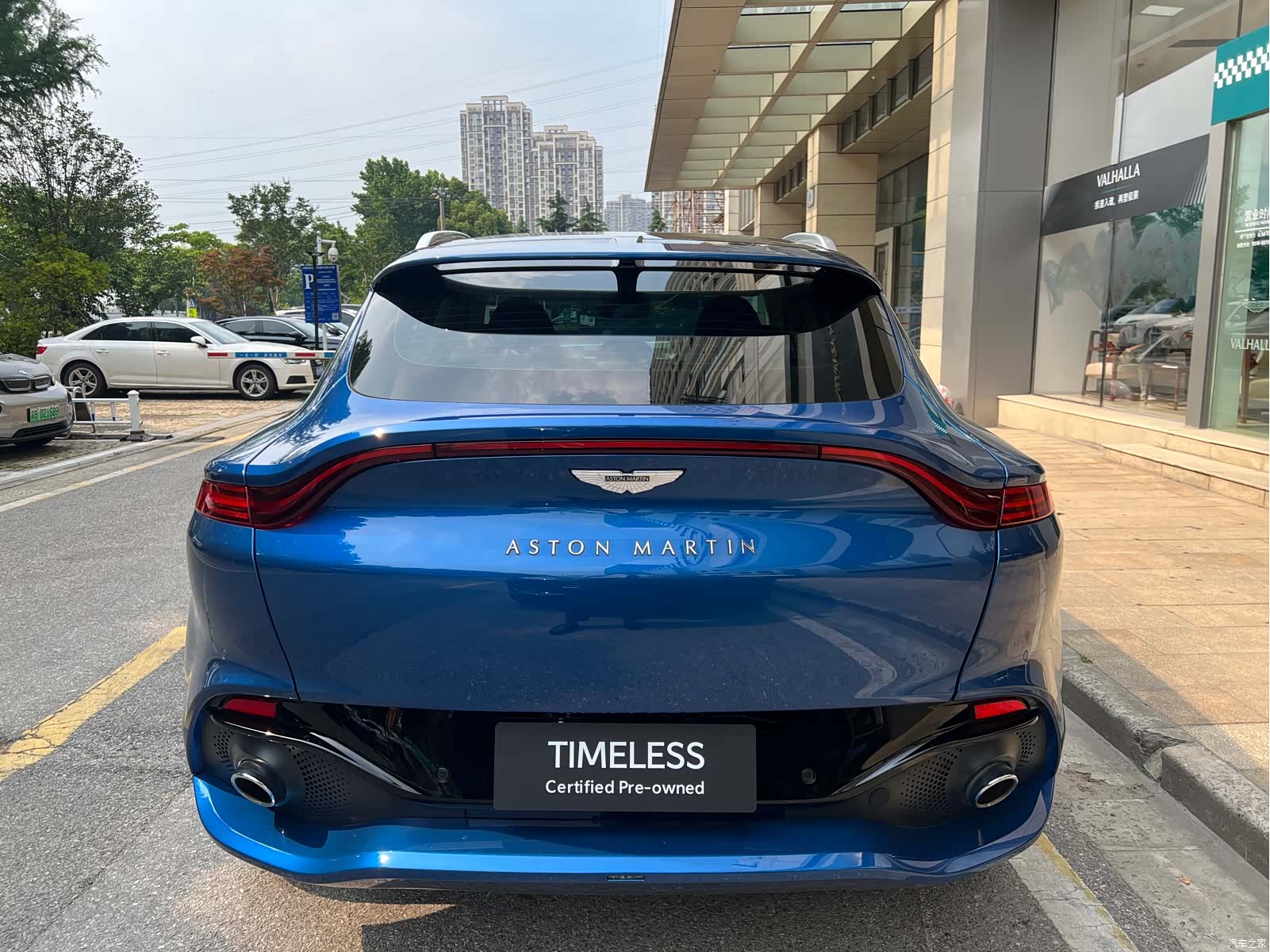 Aston Martin DBX, 2025 все фото