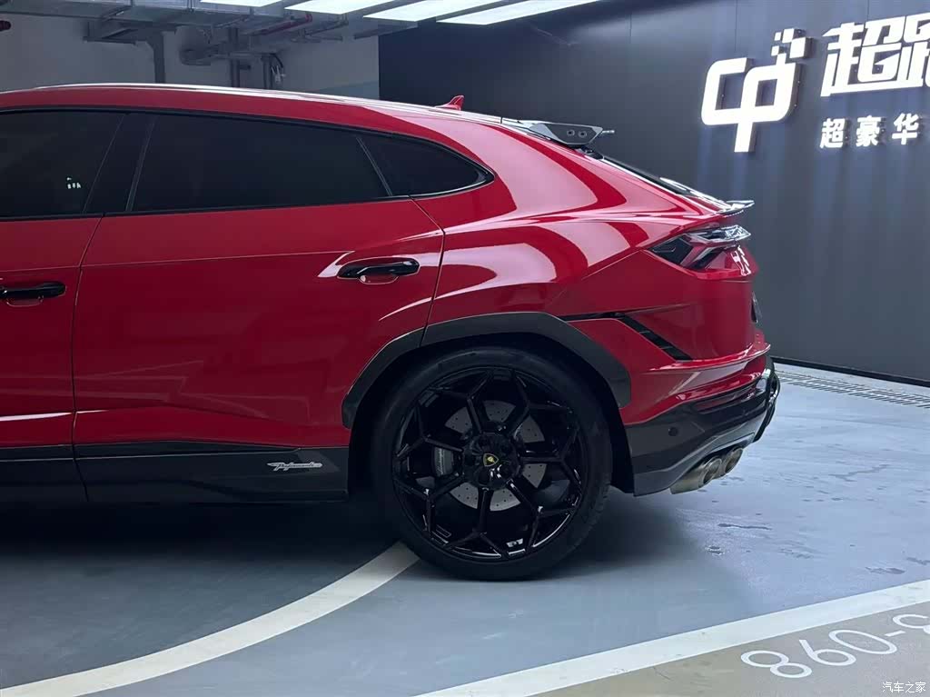 Lamborghini Urus, 2023 4