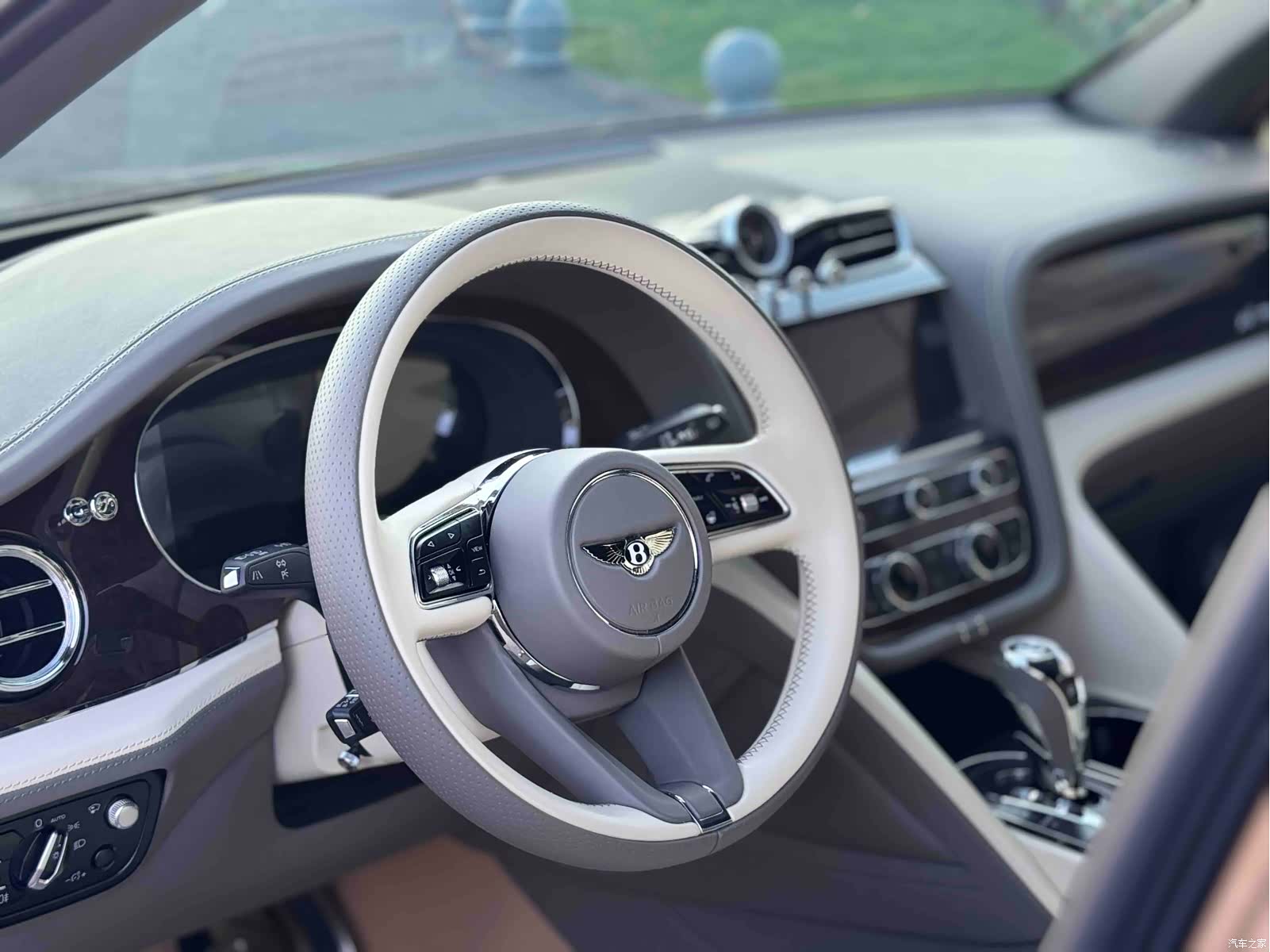 Bentley Bentayga, 2023 13