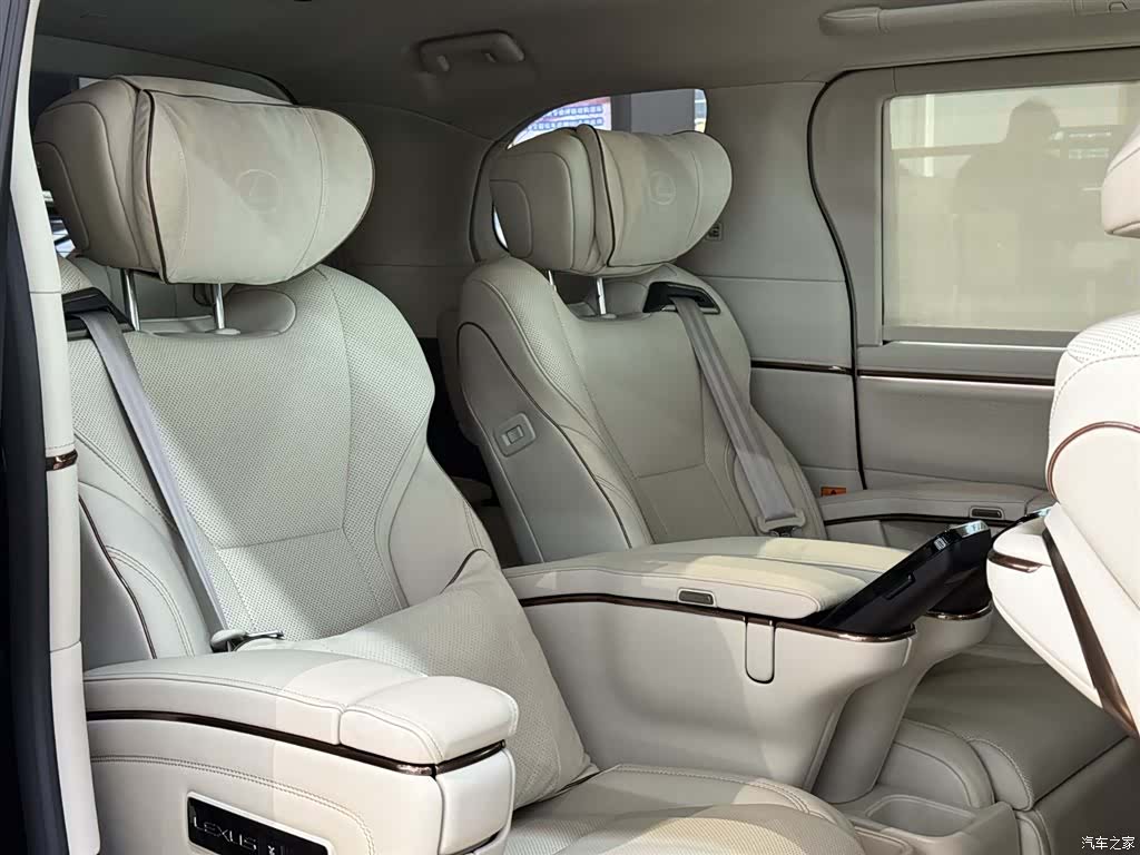Lexus LM, 2026 12