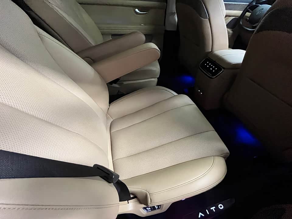 AITO Ask the world M7