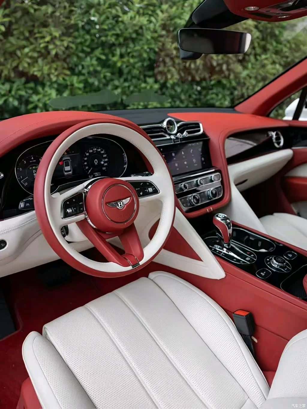 Bentley Bentayga, 2024 все фото