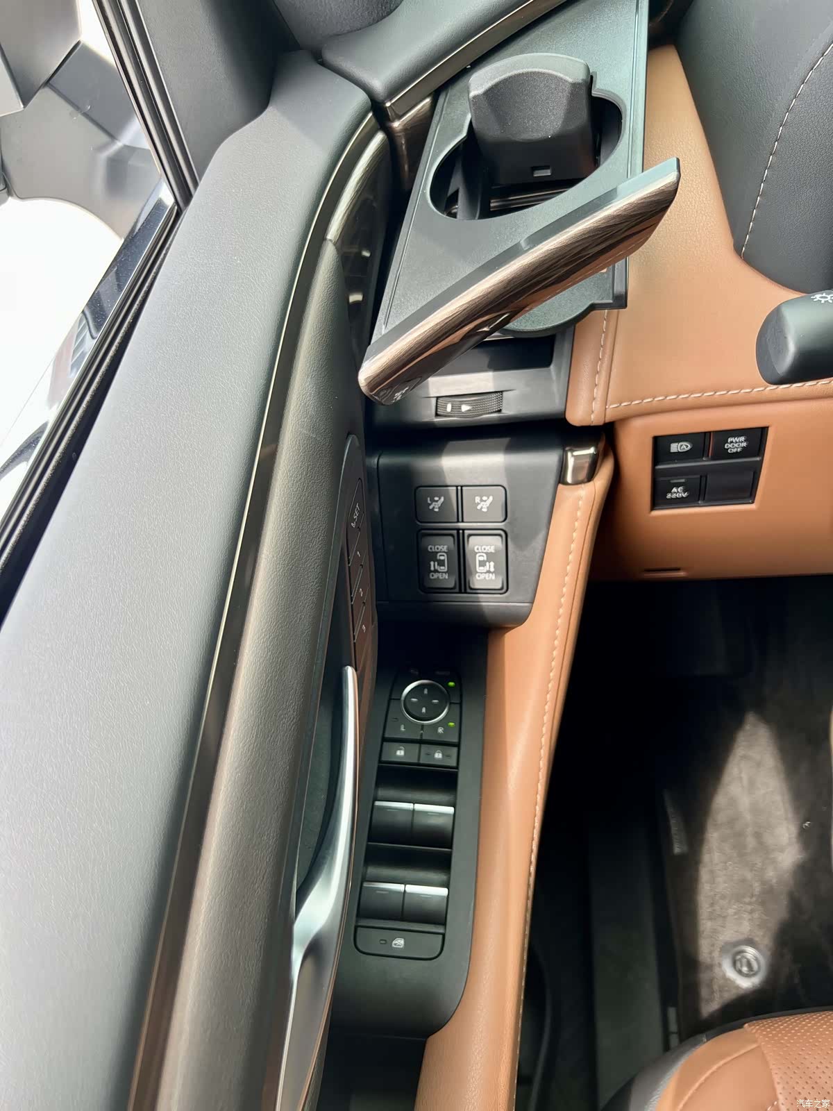 Toyota Vellfire, 2025 25