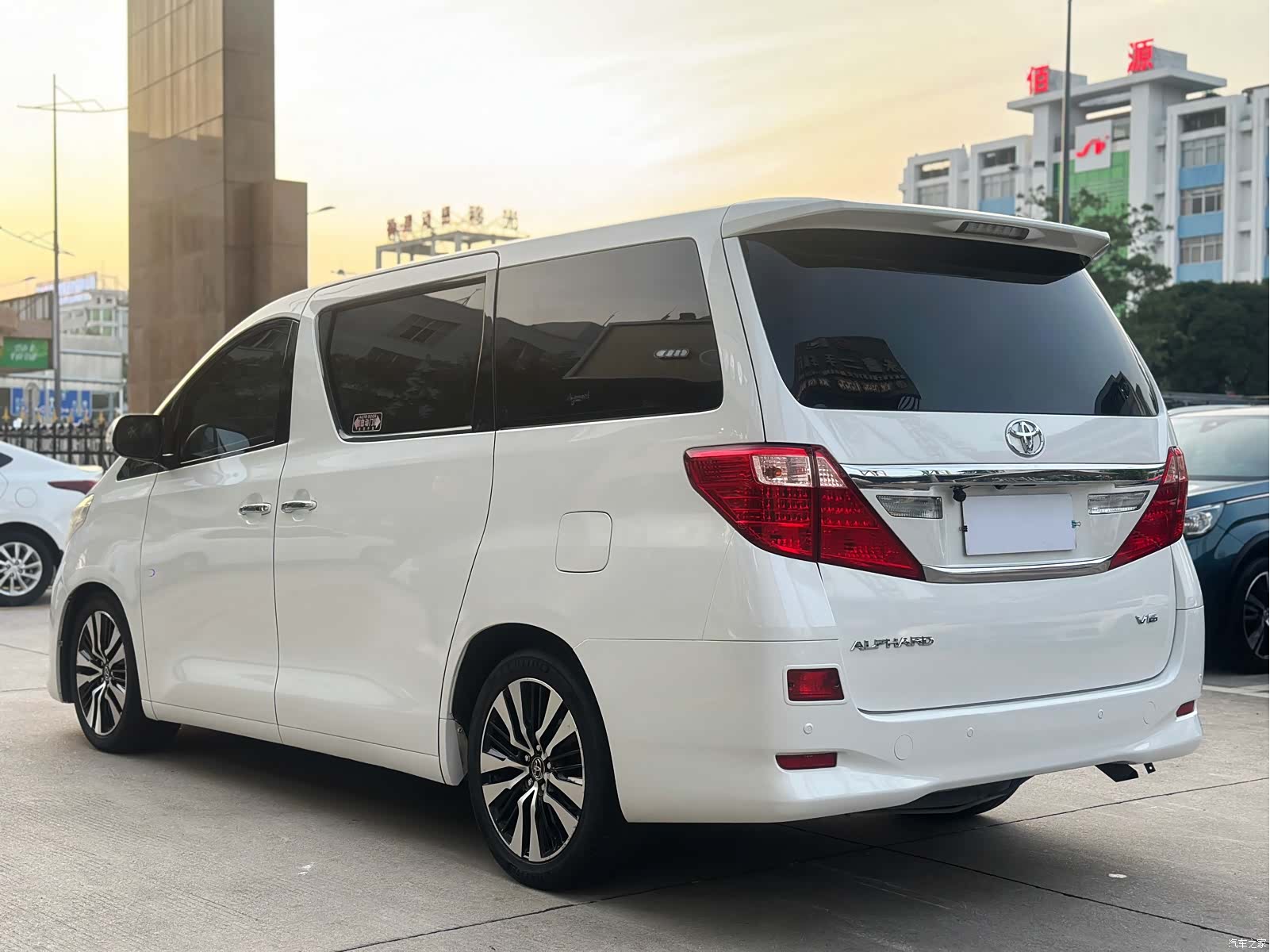 Toyota Alphard, 2011 4