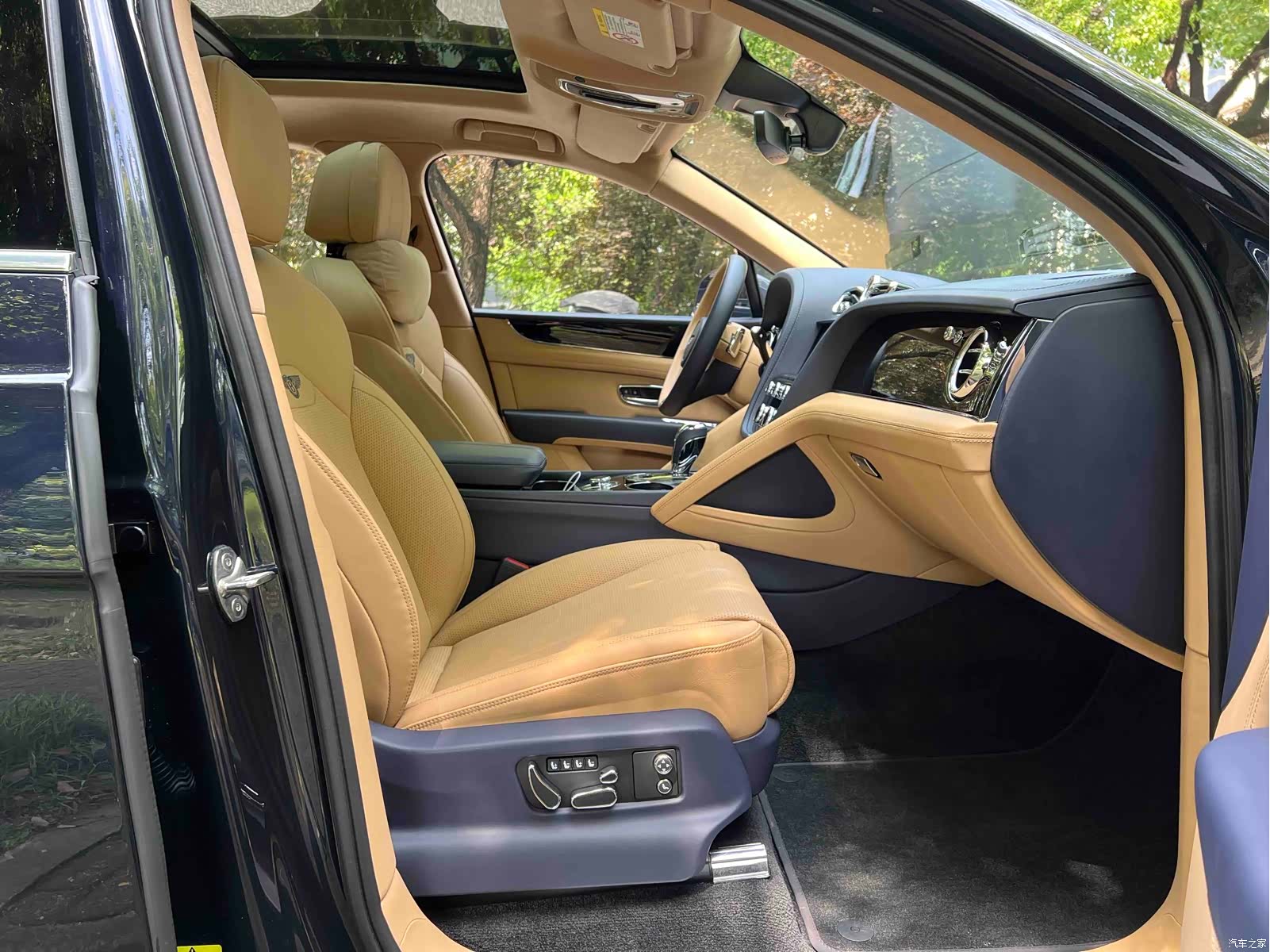Bentley Bentayga, 2024 10