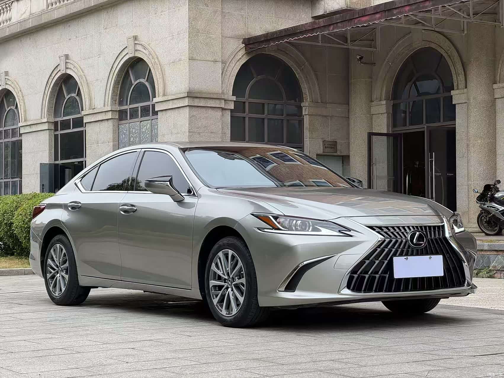Lexus ES, 2024 3