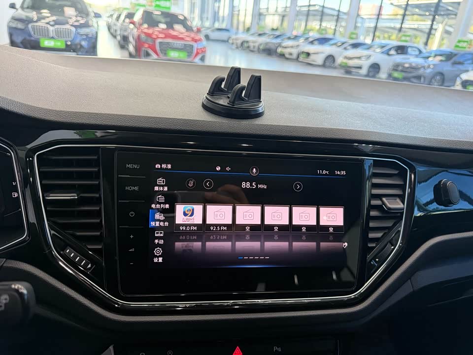 Volkswagen T-ROC exploring Songs