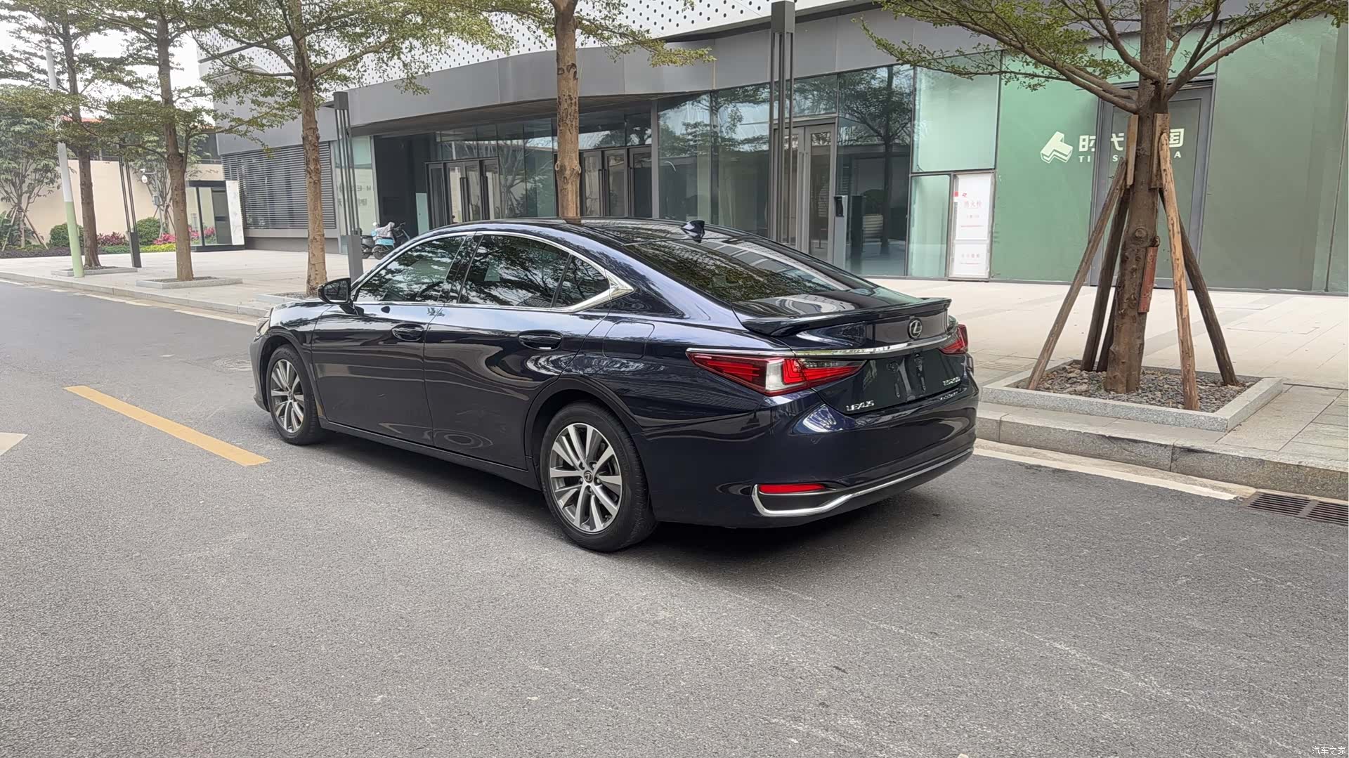 Lexus ES, 2019 4