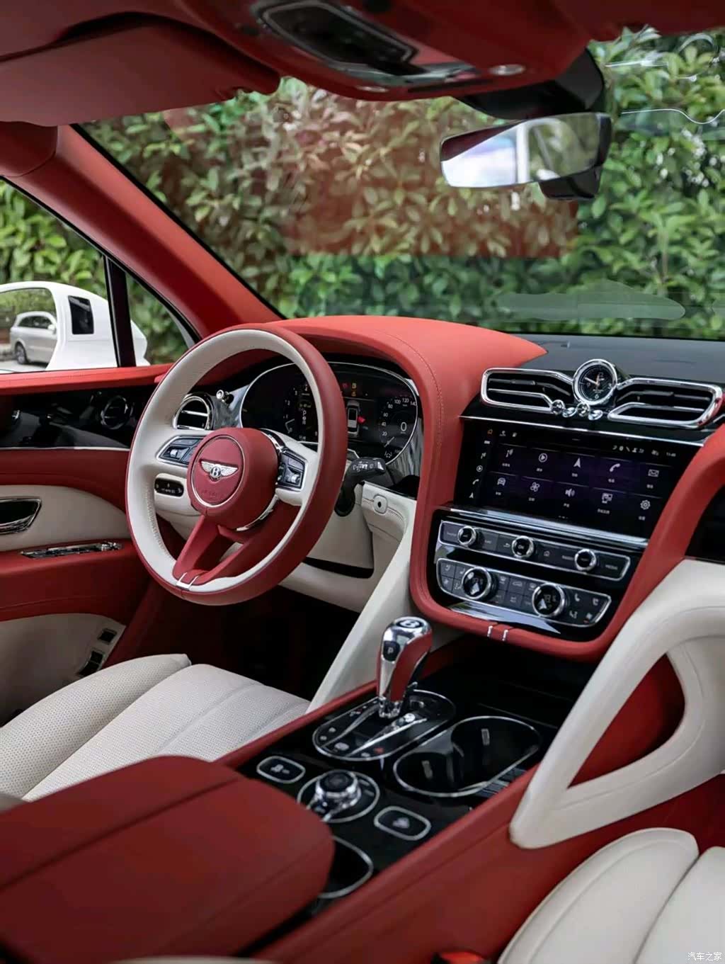 Bentley Bentayga, 2024 3