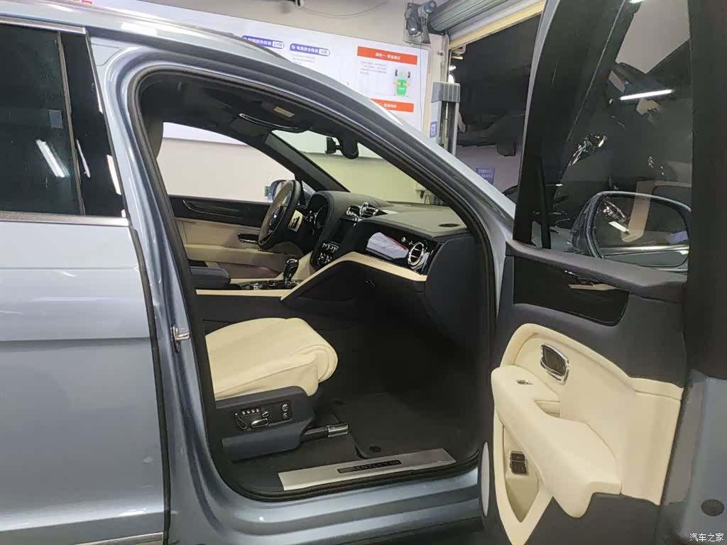 Bentley Bentayga, 2023 11