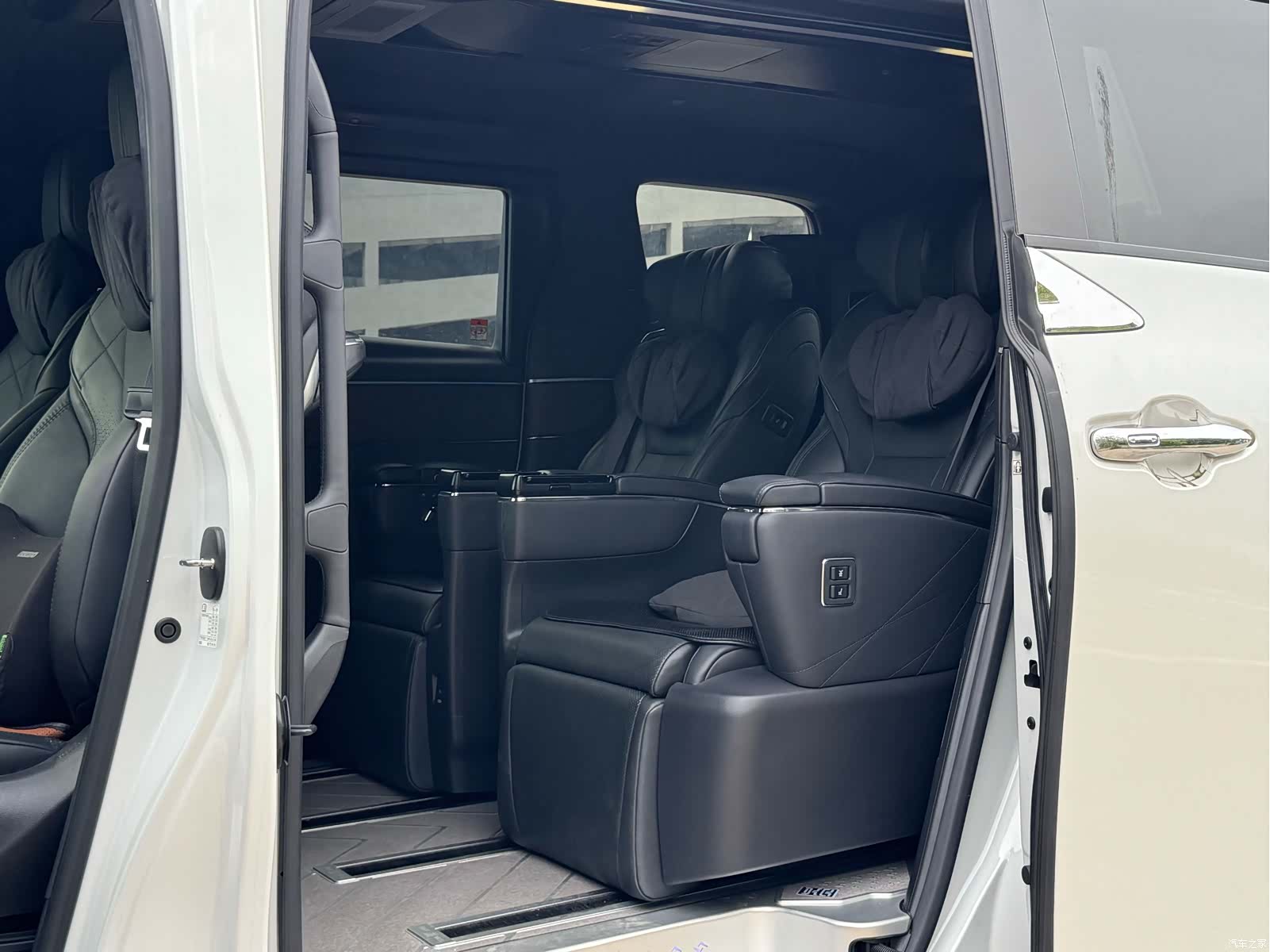 Toyota Vellfire, 2024 14