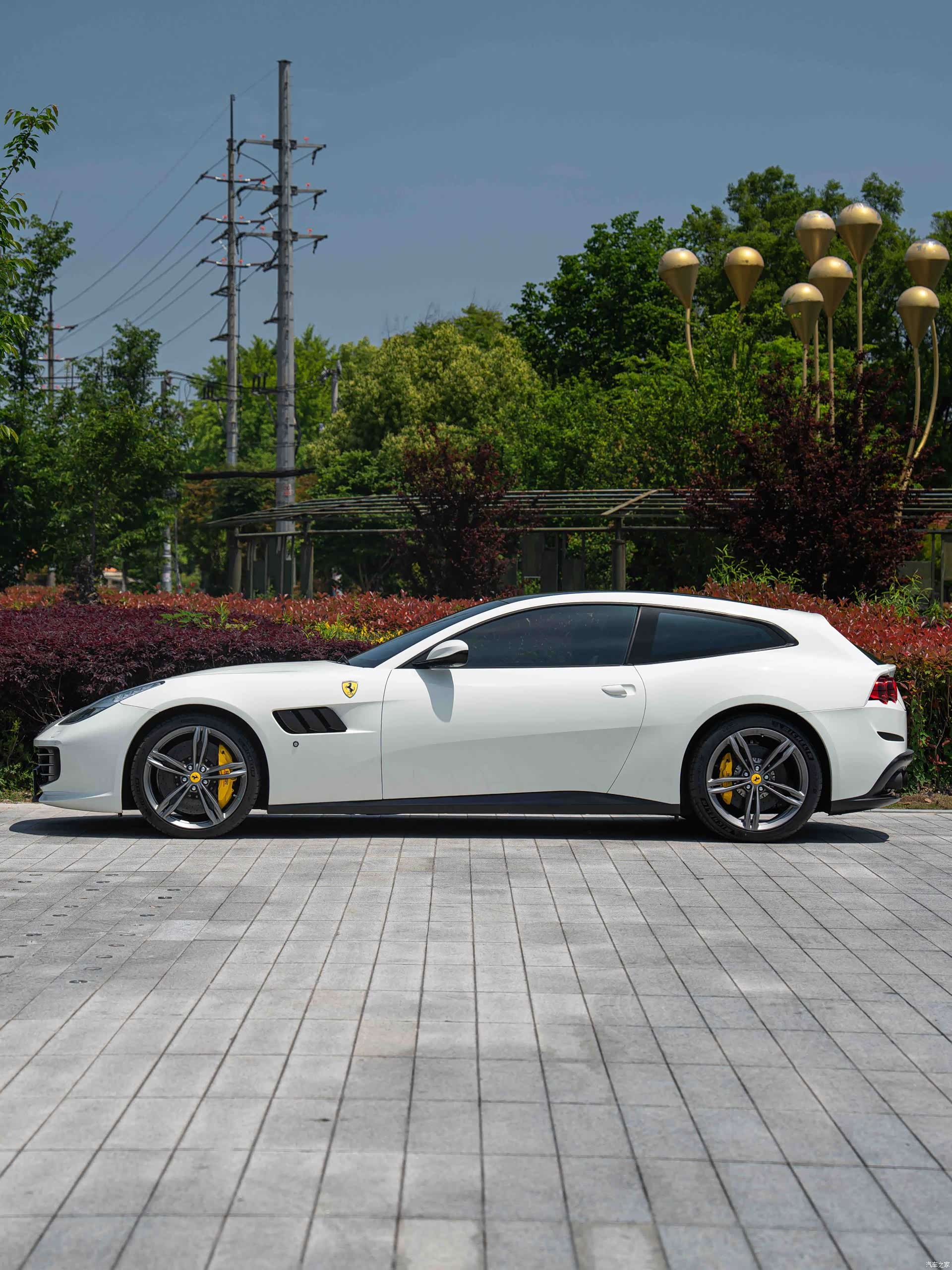 Ferrari GTC4Lus, 2017 все фото