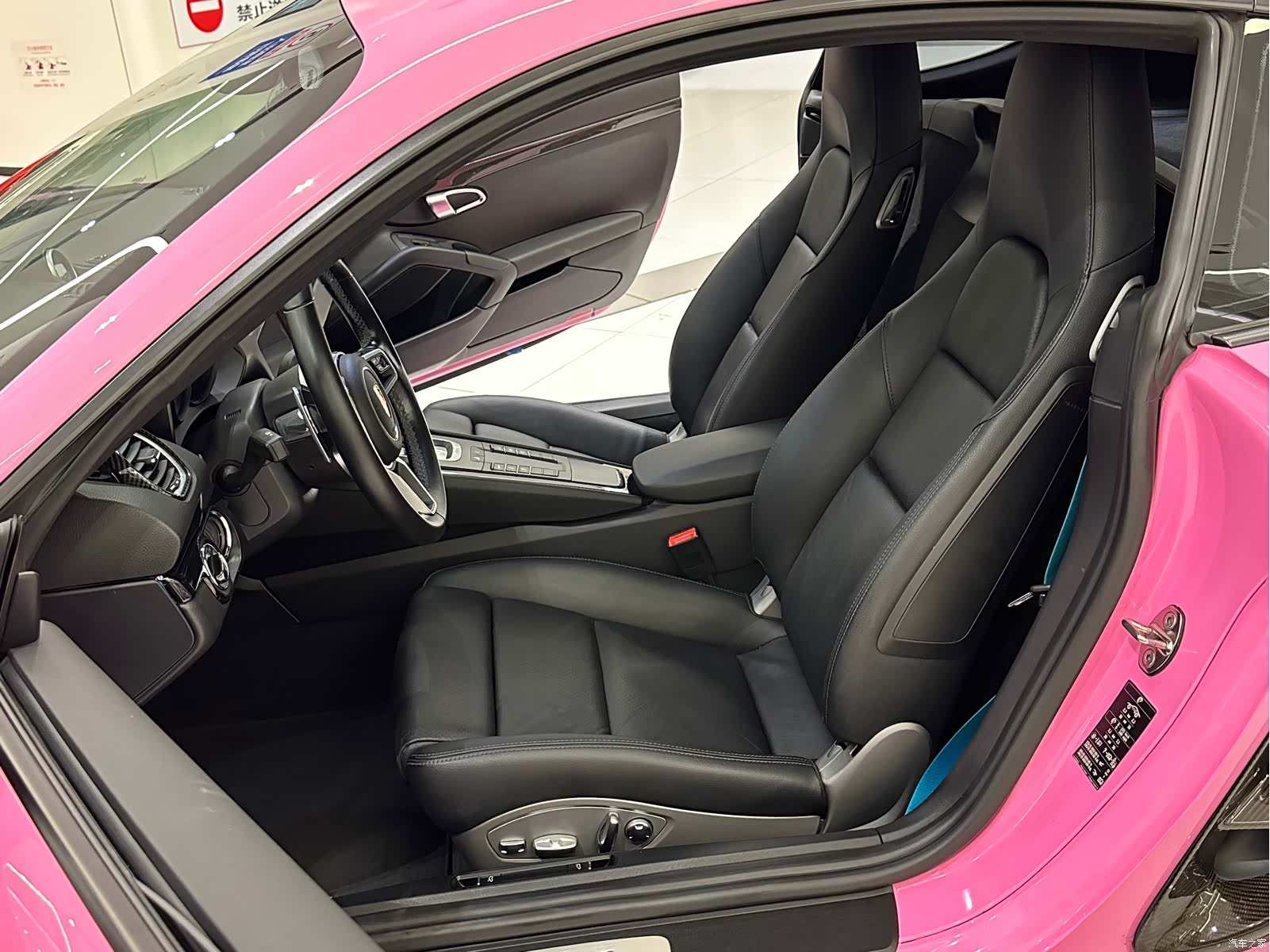 Porsche Cayman, 2019 все фото