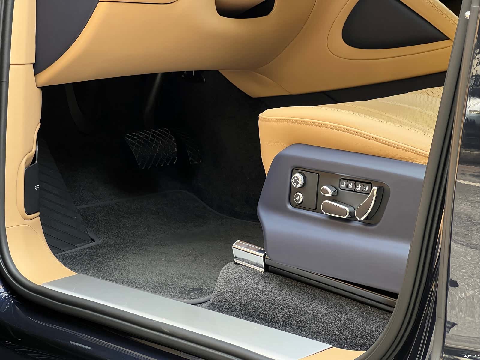 Bentley Bentayga, 2024 23