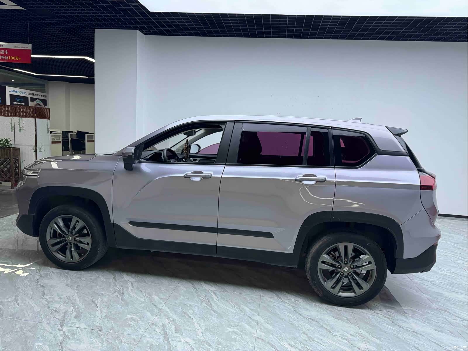 Wuling RS-5, 2019 8