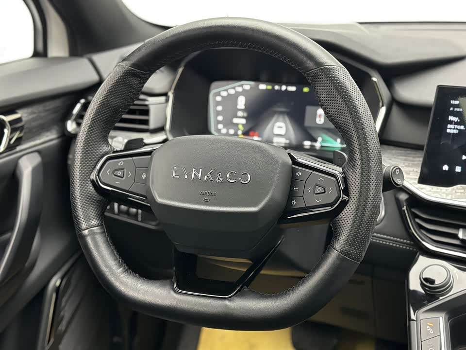 Lynk & Co 06