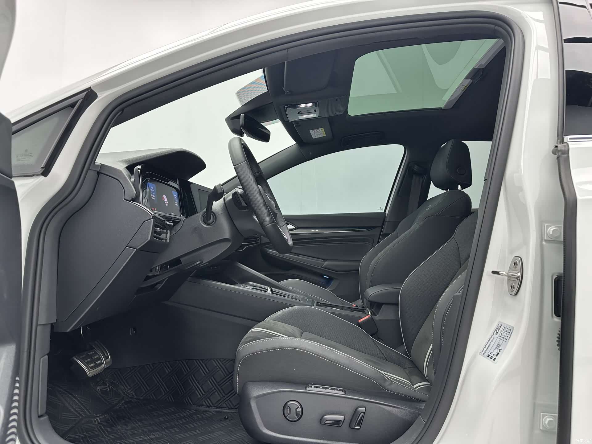 Volkswagen Golf, 2022 все фото