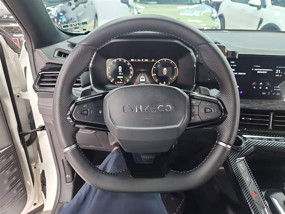 Lynk & Co 06