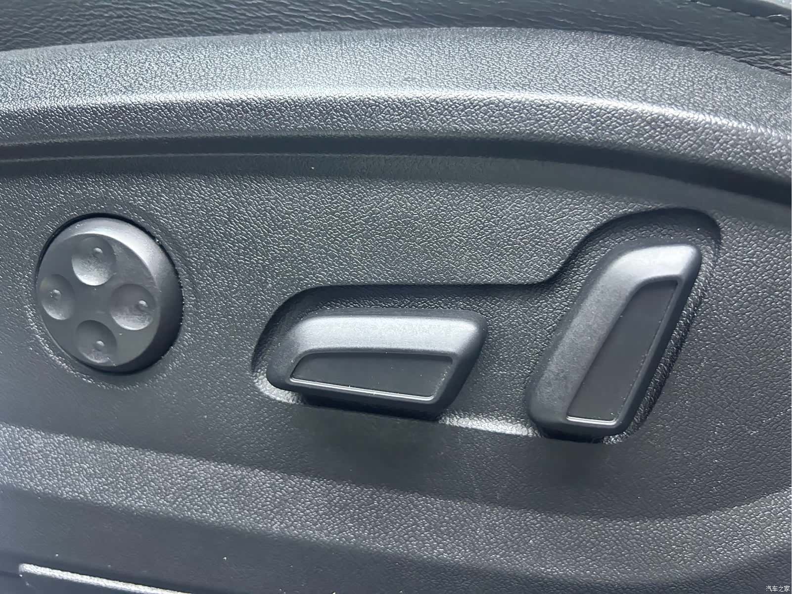 Audi Q2L, 2023 9