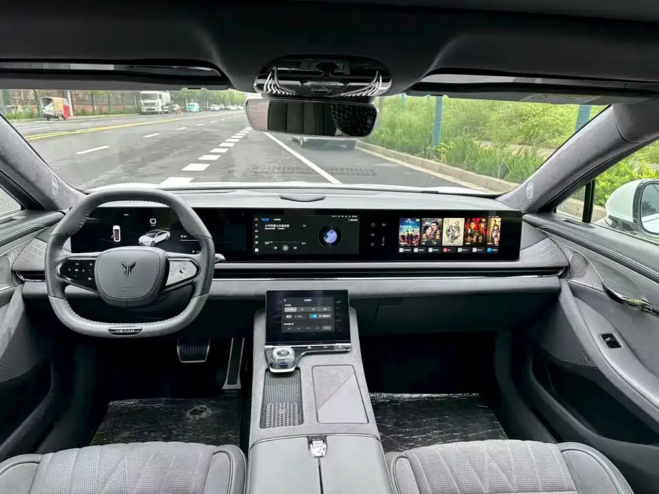 VOYAH Lantu chasing light