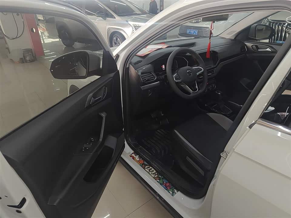 Volkswagen Exploring the shadow