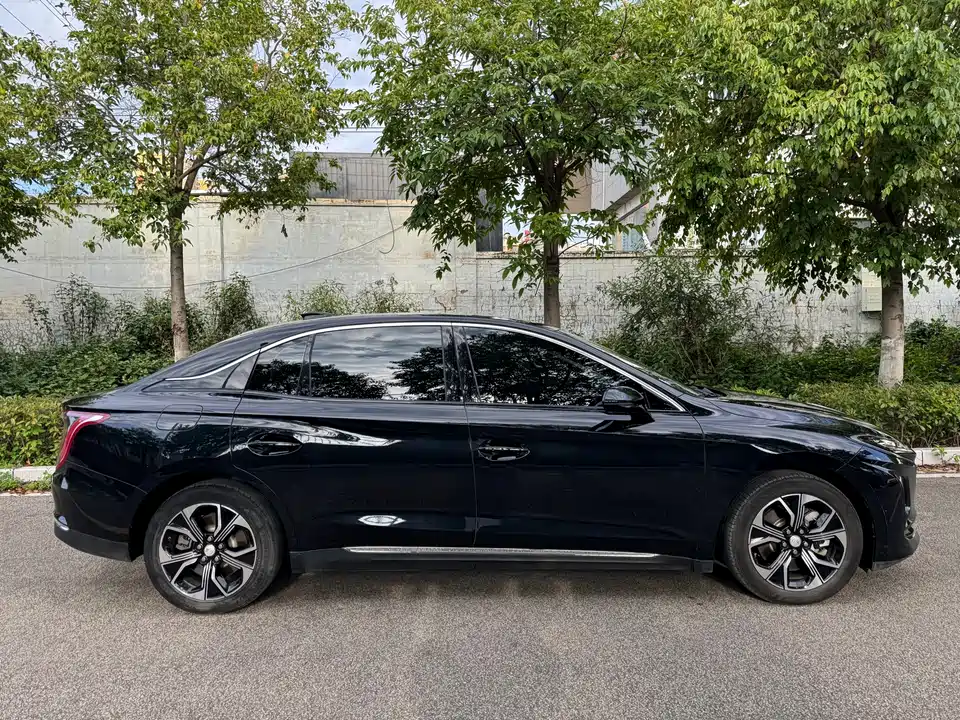 Hongqi E-QM5